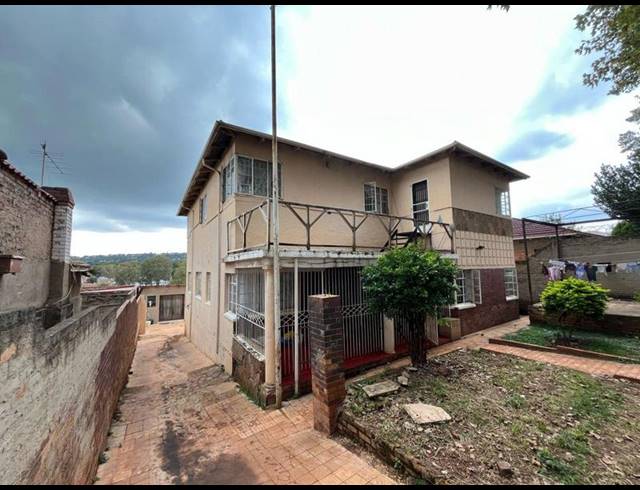 11 BEDROOM HOUSE FOR SALE IN BEZUIDENHOUT VALLEY